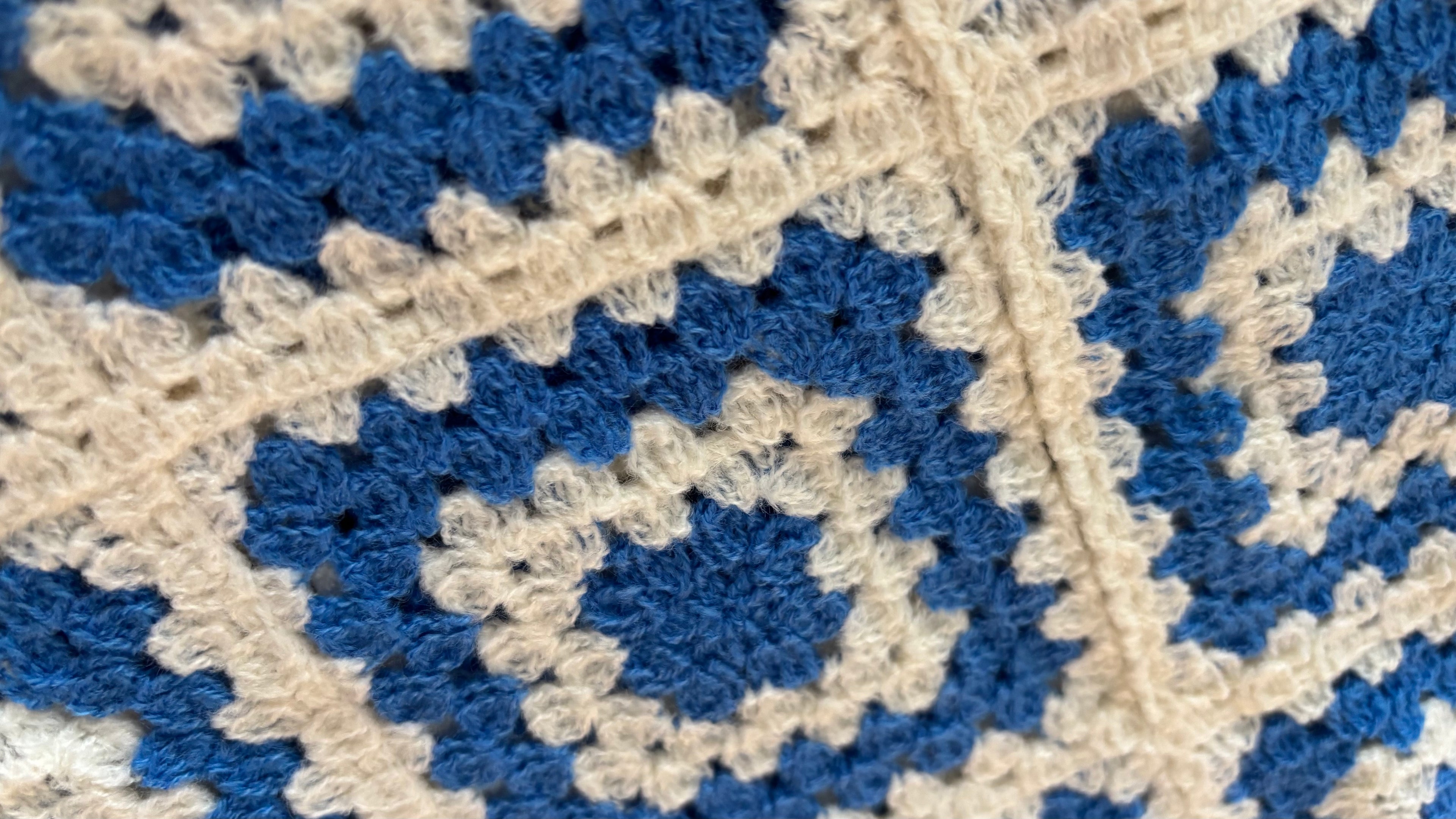 Top maille crochet bleu & blanc – Style bohème chic
