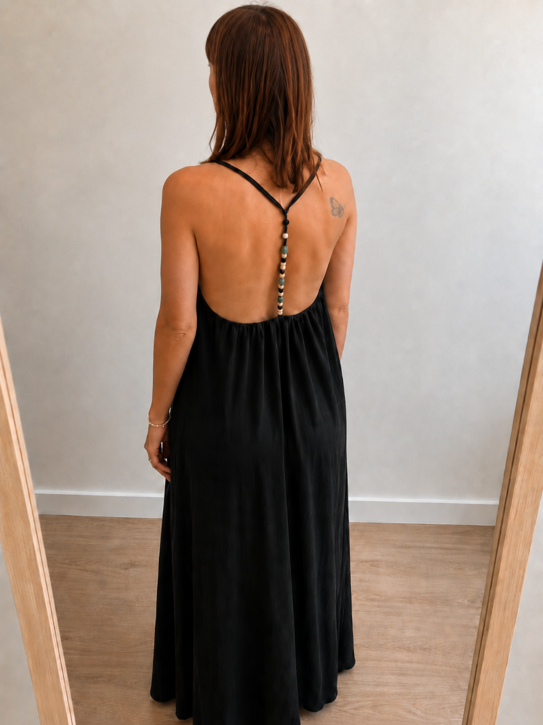 Robe longue fluide noire – dos ouvert perles