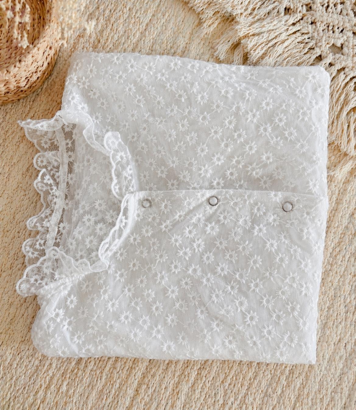 Chemise blanche en dentelle – manches ballon